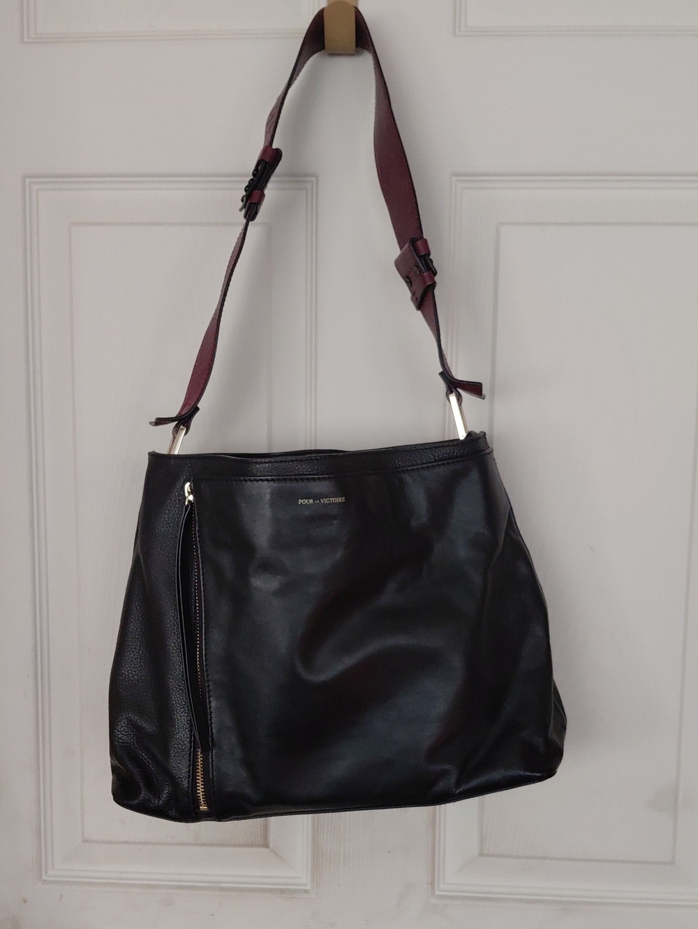 Pour La Victoire Black Leather Shoulder Bag Burgundy Strap 100% Leather Preowned